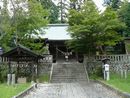 八王子神社石垣と玉垣その前に設置された手水舎