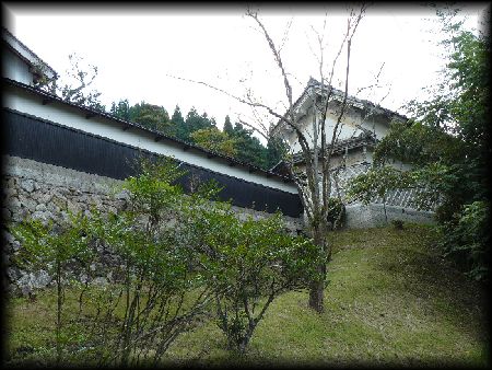 明知陣屋の土蔵と土塀と石垣