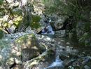 不動の滝の近くにあるゴツゴツとした巨岩