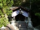 不動の滝の傍らに鎮座している不動瀧御社の社殿