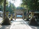 笠置神社参道の両側に建立されている石燈籠
