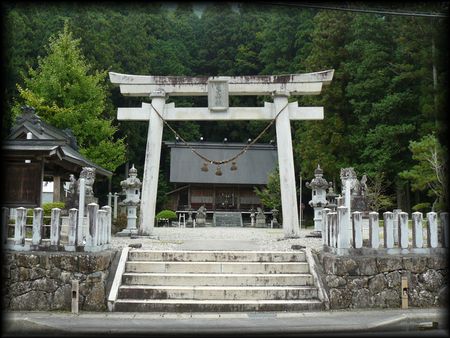 富士神社境内正面に設けられた石垣と石燈籠と石鳥居と石玉垣