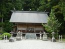 富士神社拝殿正面とその前に置かれた石造狛犬と石燈籠