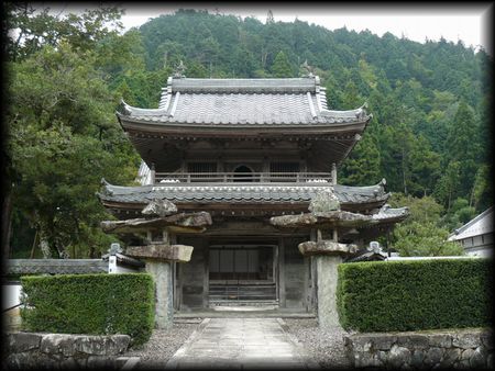 東林寺境内正面に設けられた自然石の燈籠と格式の高そうな山門