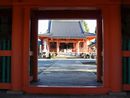 美江寺山門から見た境内を写した写真