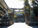 伊奈波神社の参道から見た石灯篭と石鳥居を写した写真