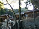 伊奈波神社境内から見上げた格式が感じられる神門と回廊