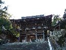 伊奈波神社参道石段から見上げた神門（楼門）