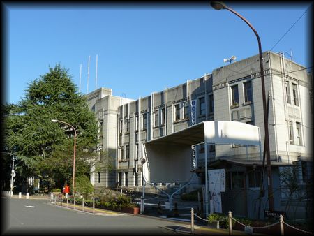 岐阜県庁舎を右斜め正面から撮影した画像