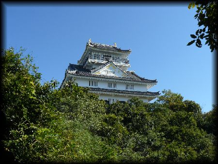 岐阜城本丸から見上げた模擬天守閣を撮影した画像