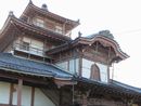正法寺大仏殿正面向拝とその上部の格式が感じられる唐破風と華頭窓
