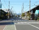 神戸町のよく整備された歩道のある町並み