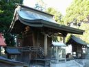 日吉神社（下宮）本殿と石造狛犬を左斜め正面から写した写真