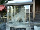 日吉神社（下宮）境内にガラスケースで覆われた石造狛犬を撮った写真