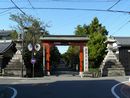 日吉神社（上宮）神門と左右の石灯篭と石造社号標