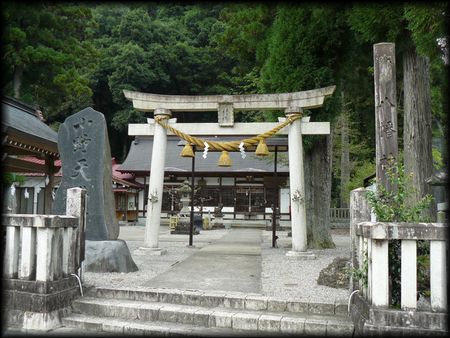 八幡神社境内正面に設けられた石造玉垣と石造社号標と石鳥居