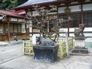 八幡神社の相殿として祭られている自在天神の梅と撫で牛と石造狛犬