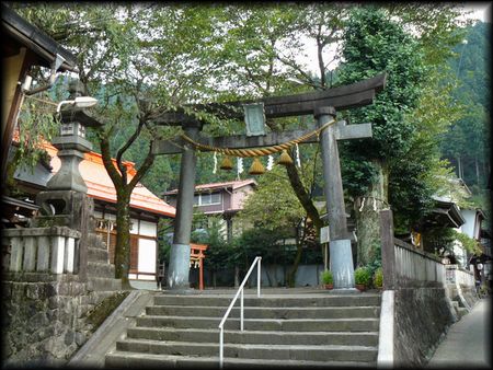 日吉神社境内正面に設けられた鳥居と石燈籠