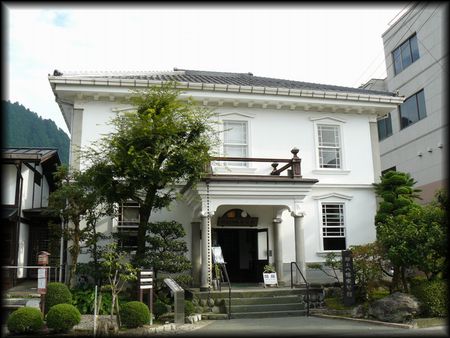 ���Y�ق𐳖ʂ���ʂ����ʐ^