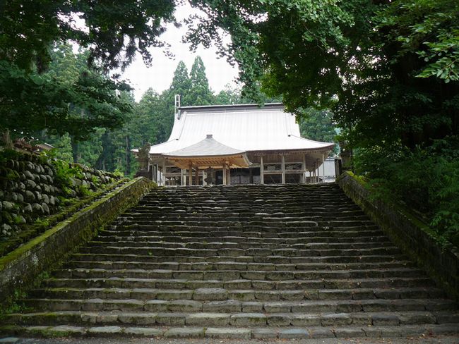 スピリチュアルな雰囲気が感じられる白山長滝神社の境内