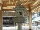 白山長滝神社拝殿前に建立されている石造燈篭