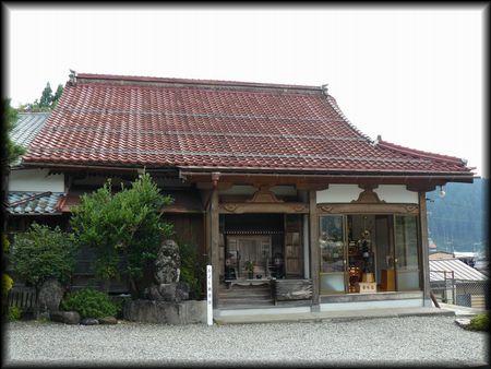 善光寺の本堂を正面から写した写真