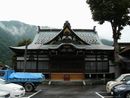 円城寺駐車場から撮影した本堂正面の写真