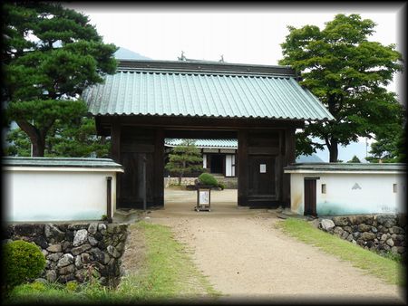 神岡城本丸の入口に設けられた模擬門と土塀