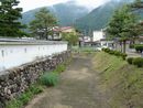 神岡城本丸周囲に設けられた空堀と石垣、その上に再建された土塀