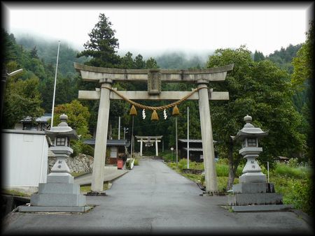 加茂若宮神社境内正面に設けられた石鳥居と石燈籠