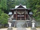 加茂若宮神社境内石畳から見上げた拝殿正面と境内を支える石垣