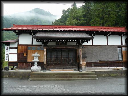 光円寺本堂正面を境内から撮った写真