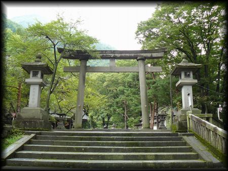 大津神社参道石段から見上げた石鳥居と石燈籠