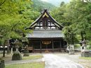 大津神社参道石畳から見た拝殿正面と石造狛犬と石燈籠