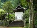 大津神社の神蔵と思われる土蔵造りの建物
