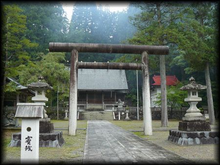 津島神社境内正面に設けられた神明系の鳥居と石燈籠