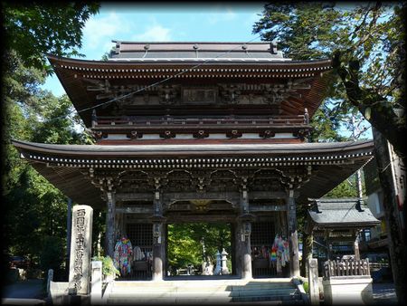 �،����������ʂɐ݂���ꂽ�R��ƐΑ������W