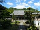松林寺参道石畳から見た本堂と植栽