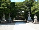 三輪神社参道沿いにある石燈篭と石造狛犬