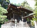三輪神社拝殿背後の高台に設けられた本殿
