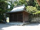 三輪神社の拝殿向かって左側に設けられた神輿庫