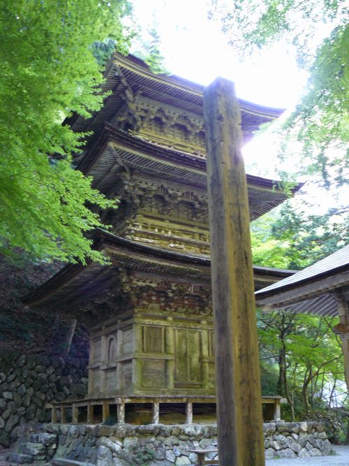 歴史が感じられる両界山横蔵寺の三重塔