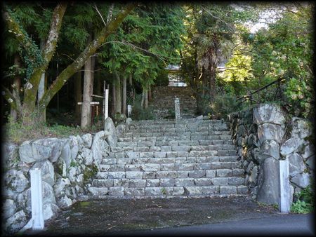 禅蔵寺境内を支える石垣と参道の石段