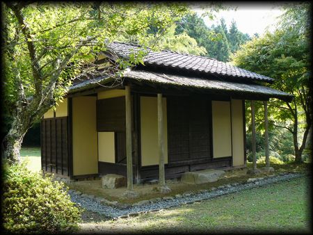 岩村城の城跡に復元された下田歌子学問所を撮影した画像