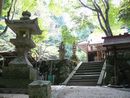 八幡神社の雰囲気のある境内に建立されている石燈籠