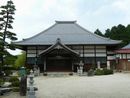 妙法寺本堂正面と石燈籠を写した写真