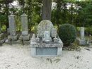 妙法寺の境内に建立されている「まくら塚」と石塔