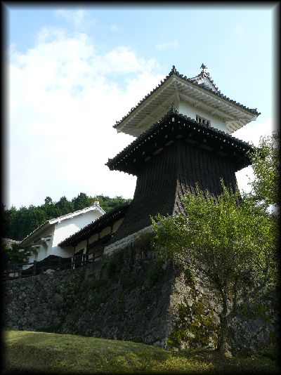 岩村城のそそり立つ石垣の上に復元された太鼓櫓