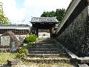 岩村城の石段と石垣、復元された土塀と御門