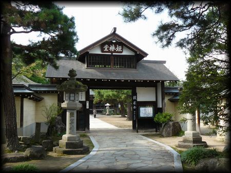 円光寺参道に山門として移築された増島城の城門